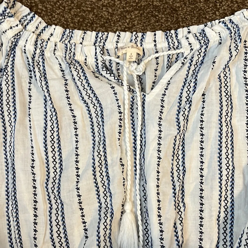 Hem & Thread NWOT  size small stretchy blouse - Image 2