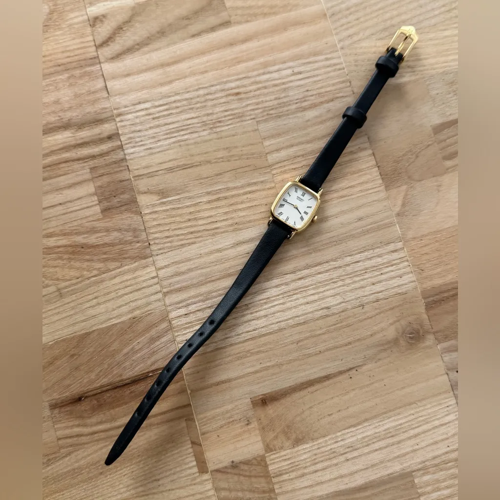 Seiko Vintage Ladies Watch White Rectangular Dial Black Markers Lead Strap - Image 7