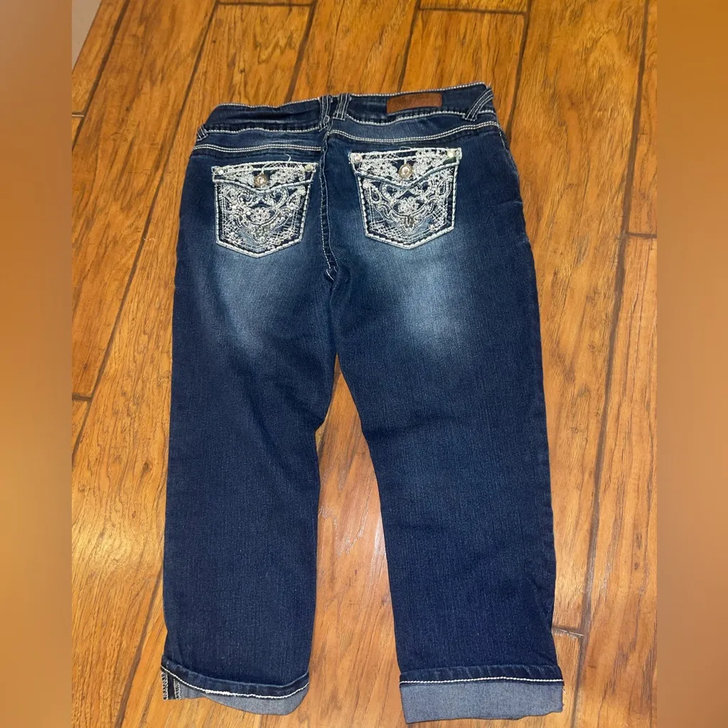 Wallflower bling Y2K capri jeans dark wash denim bedazzled pockets EUC size 9 - Image 2
