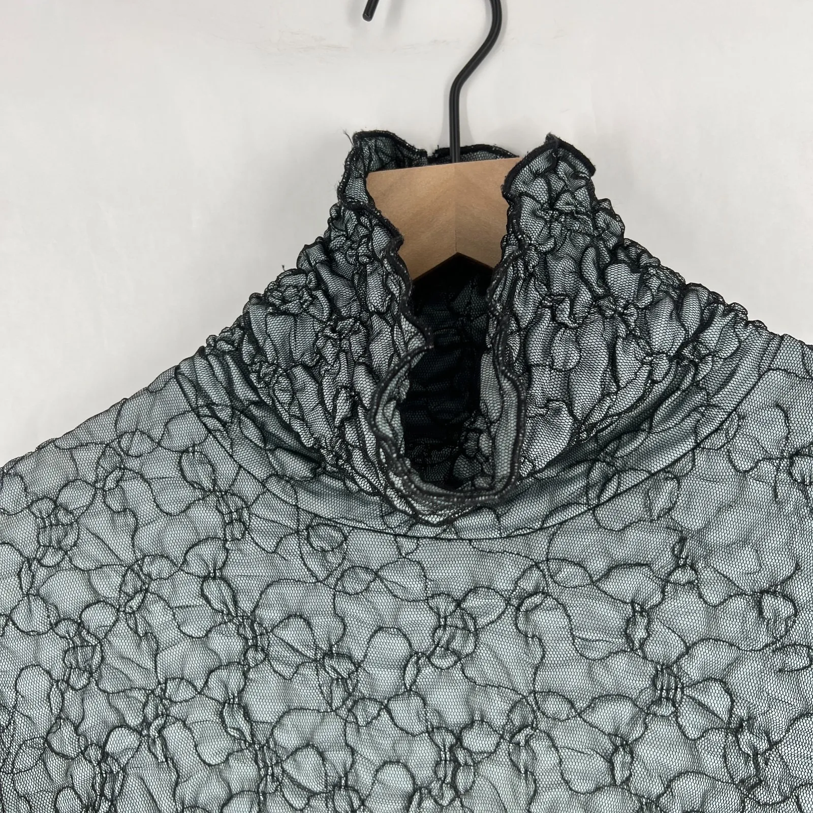 Sno Skins Crop Top Womens Medium Black Lace Sheer Detail Turtle Neck Ski Outdoor Blue - Image 2