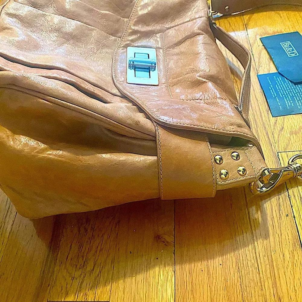 Be&D crossbody tan leather satchel with gold accent - Image 5