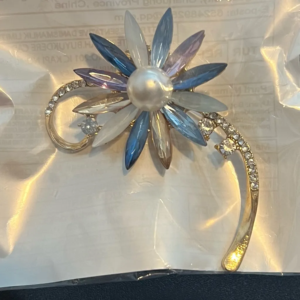 NWOT Elegant Gold Pearl and Crystal Flower Brooch - Image 5
