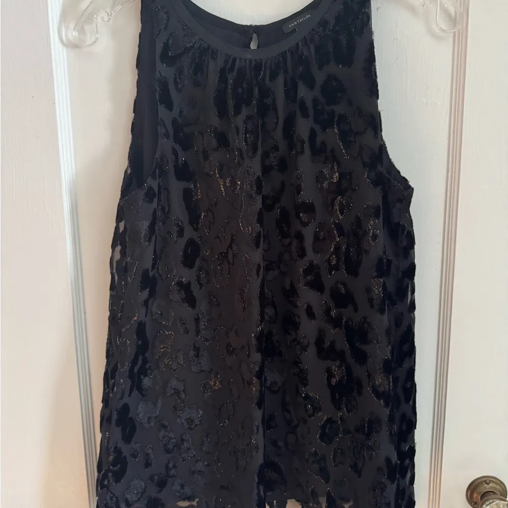 Ann Taylor Women’s Sleeveless Black Top With Velvet Accents Size Med Holiday - Image 2