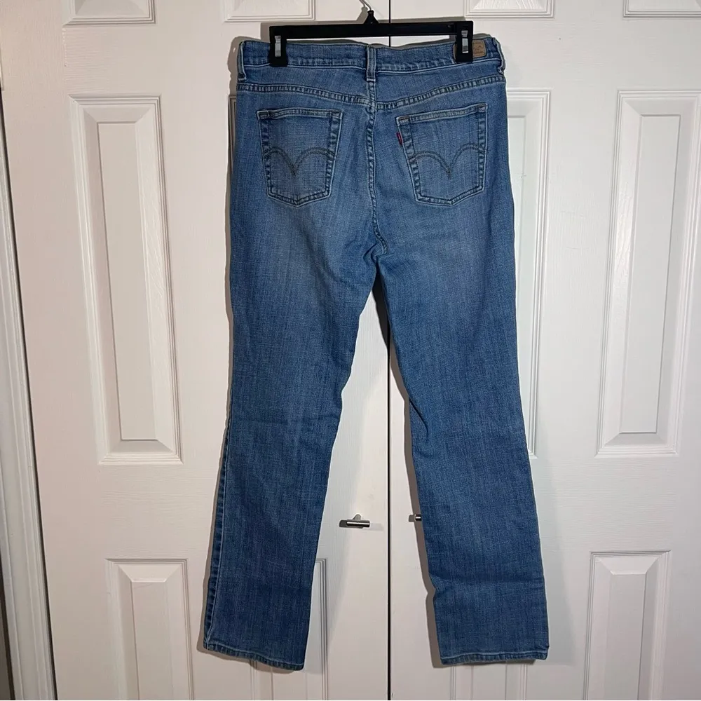 Women’s Levi jeans light wash - Image 2