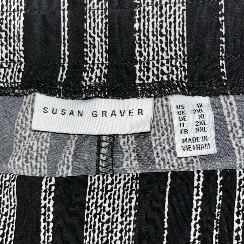 Susan Graver Size 1X Black & White Stripe Ruched Leg Liquid Knit Crop Pants - Image 4