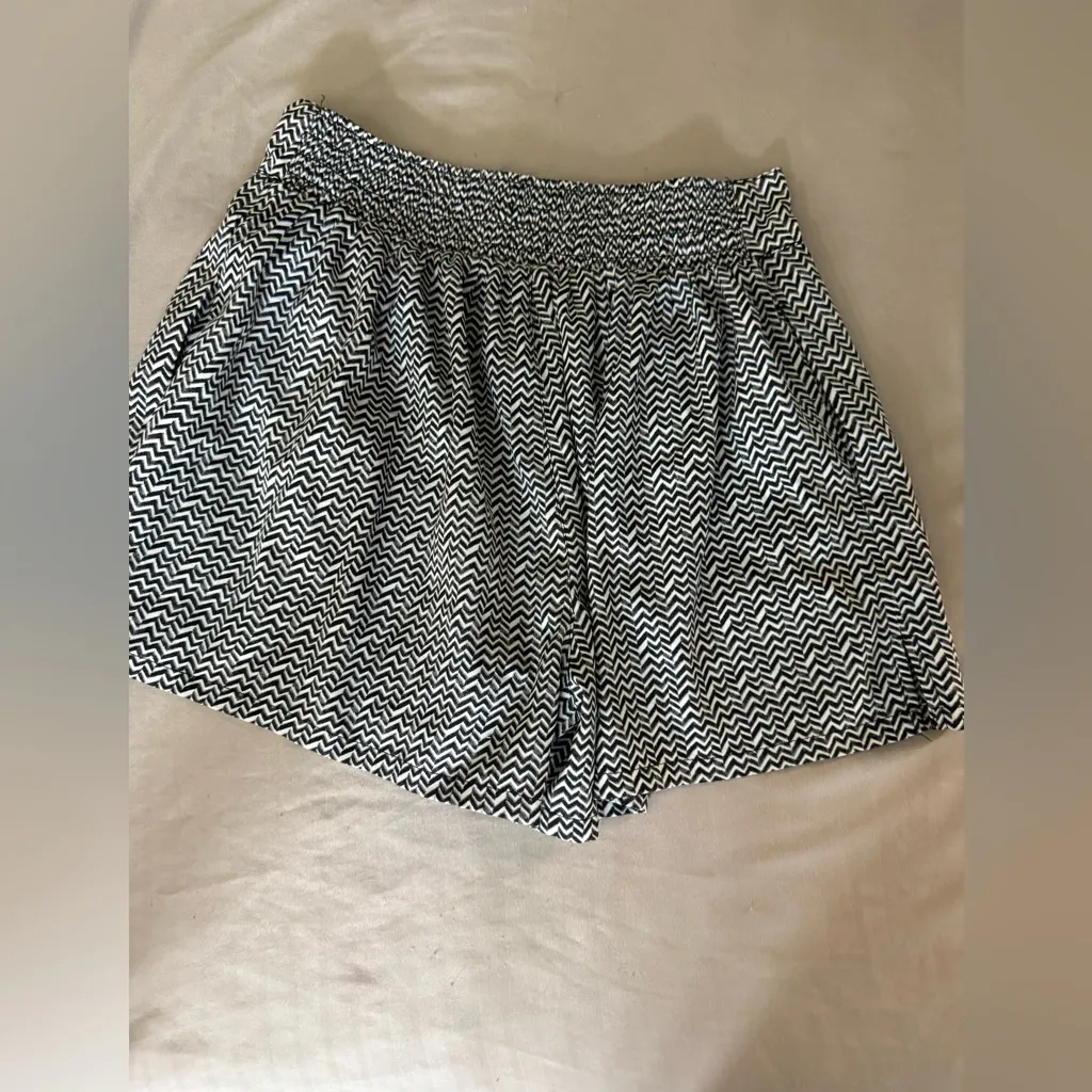 American Eagle‎ Women's Black & White Zigzag Shorts Size Small - Image 2