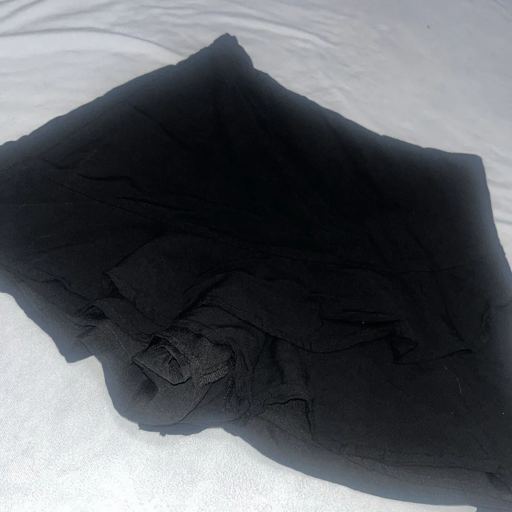 Black Mini Skort Bar III Sz 6 Ruffle Detail - Image 2