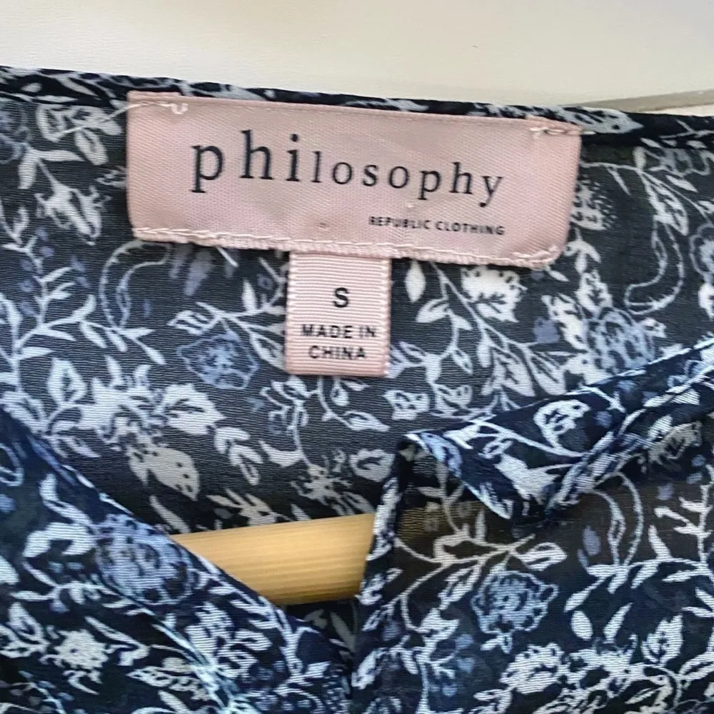 Philosophy Blue floral dressy blouse Size S - Image 4