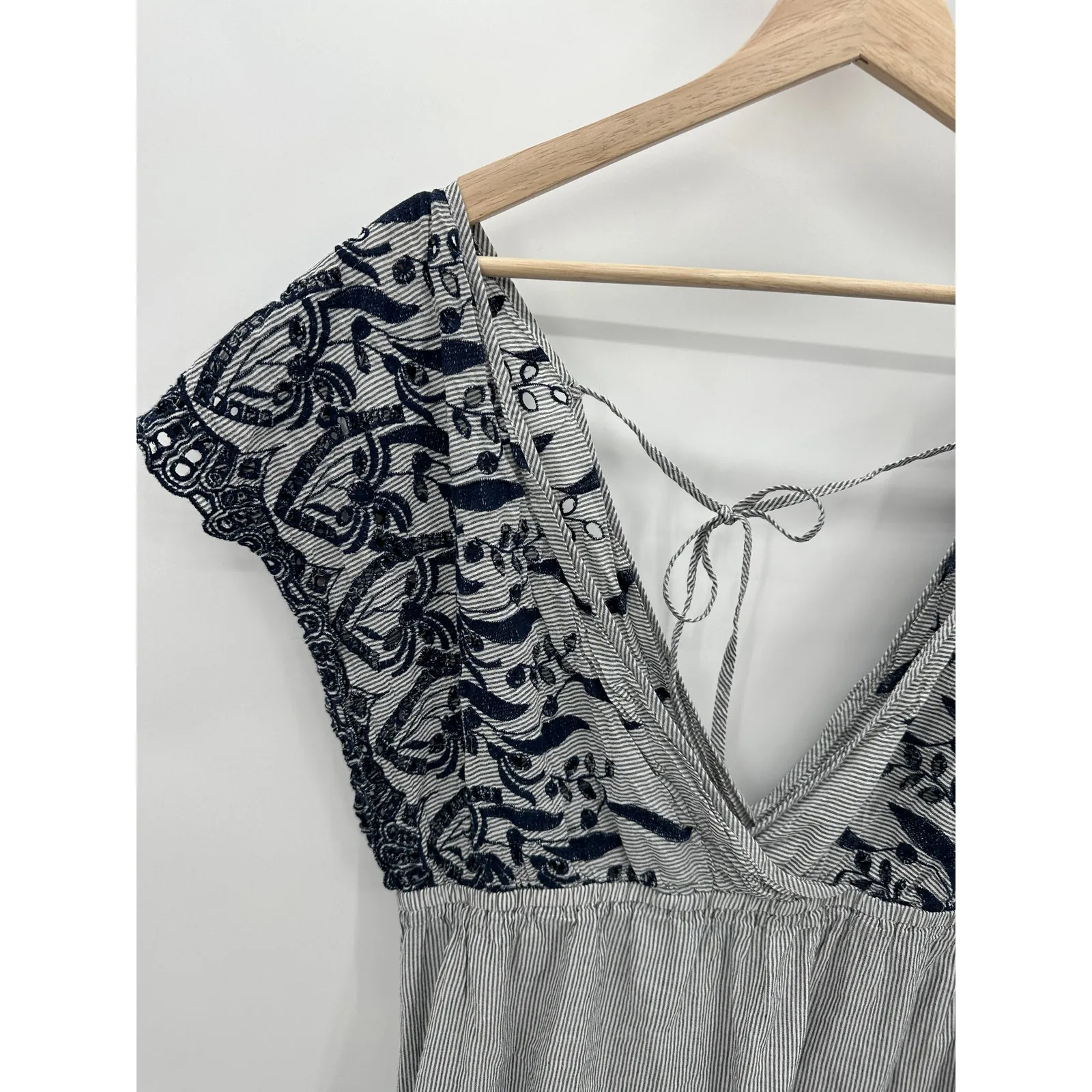 Two by Vince Camuto Dress Women MEDIUM Blue Embroidered Cap Sleeve V - Image 4