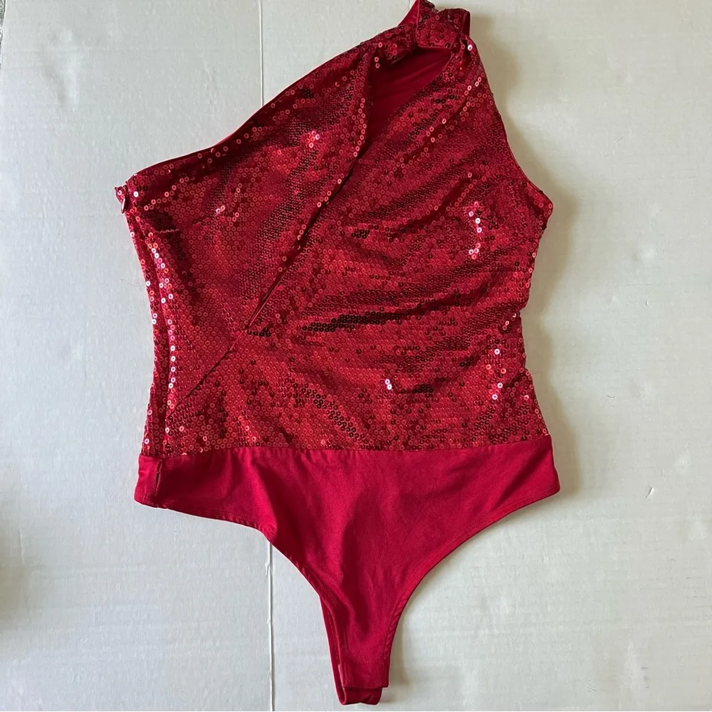 NWT Lover’s & Friends Moulin Bodysuit One shoulder red sequin bodysuit Small - Image 3