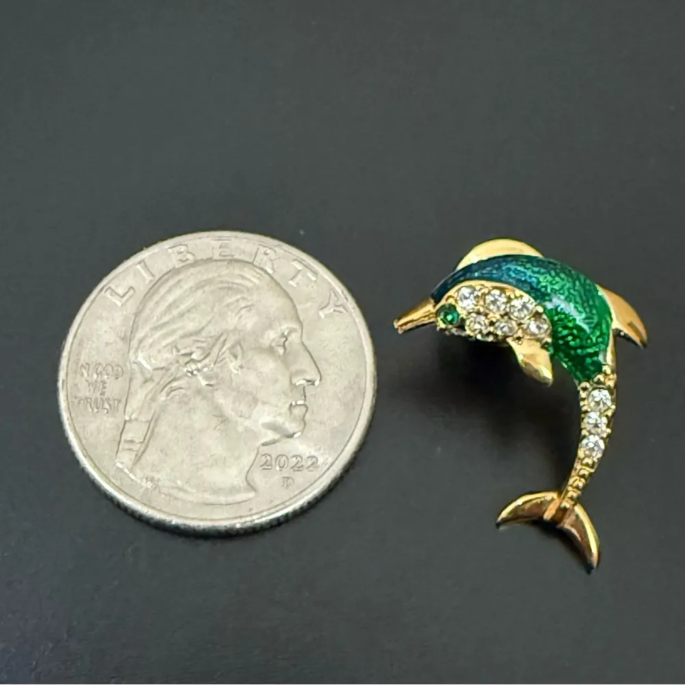 Vintage KREMENTZ Gold Plated Green Enamel Crystal Dolphin Lapel Pin Brooch 3g. - Image 7