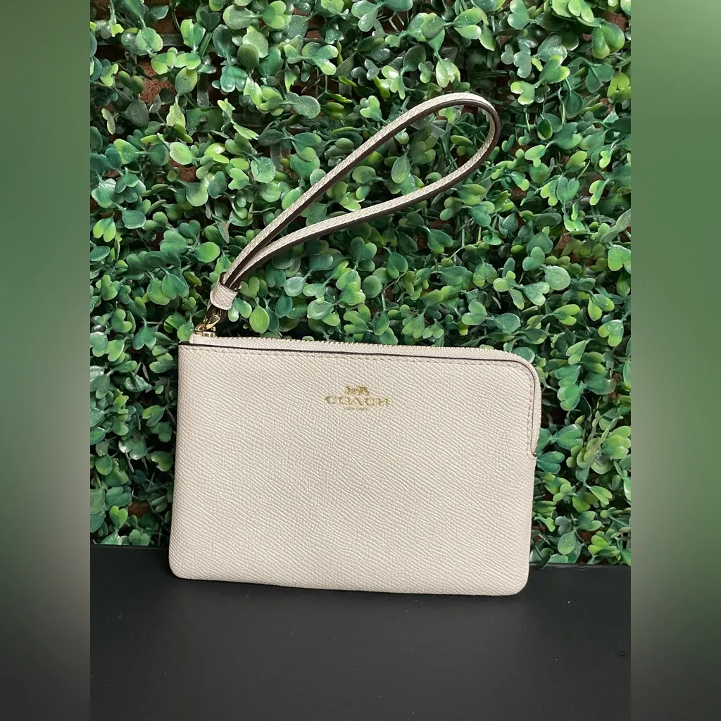 Coach  - Small Corner Zip Wristlet in chalk crossgrain leather - Image 3