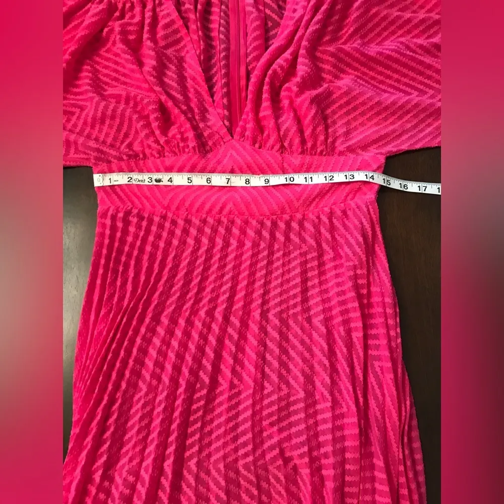 Hot pink pleated batwing midi dress in chevron dobby sz 4 - Image 7