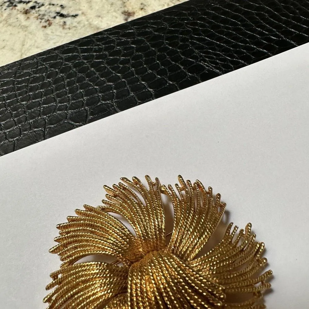 Beautiful Large Signed Monet Gold Tone Brooch Pin Fringed Textured Style - Image 2