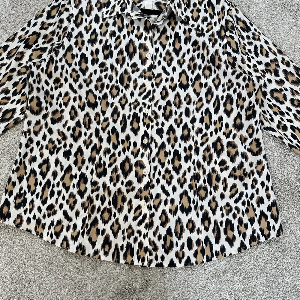 Chico’s No-Iron Effortless Love Leopard Lisa Button Down Shirt Longsleeve 3/XL - Image 4