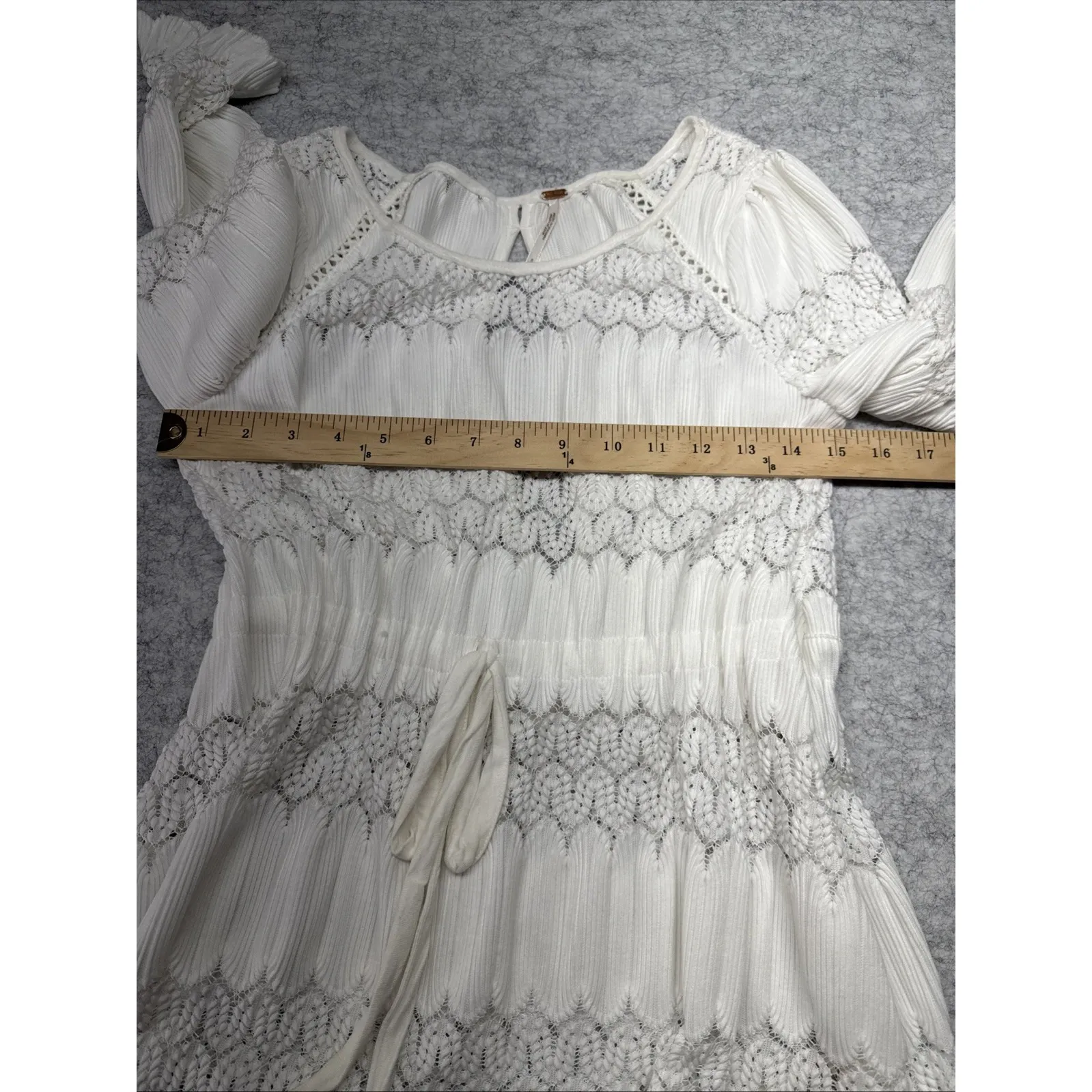 Free People Woman's‎ Top Shirt Size Small Beige Krochet See Thru Key Hole Back - Image 3