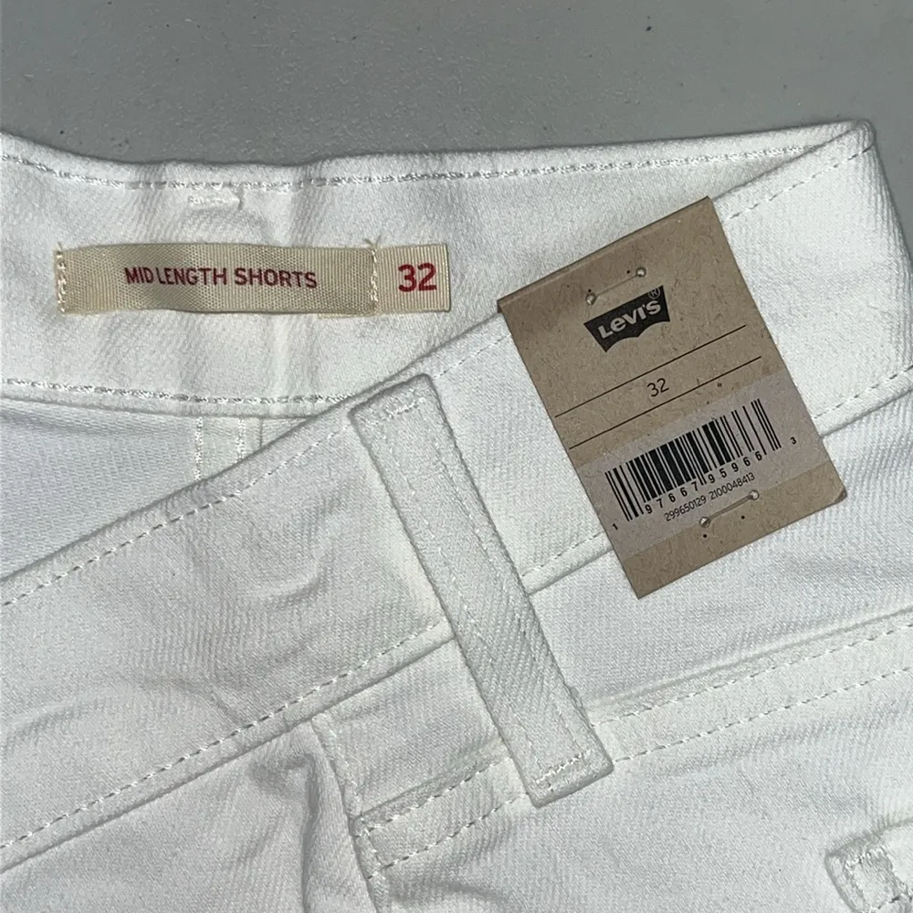 Levi’s NWT Size 32/14 White Denim Mid Rise Mid-Length Jean Shorts - Image 3