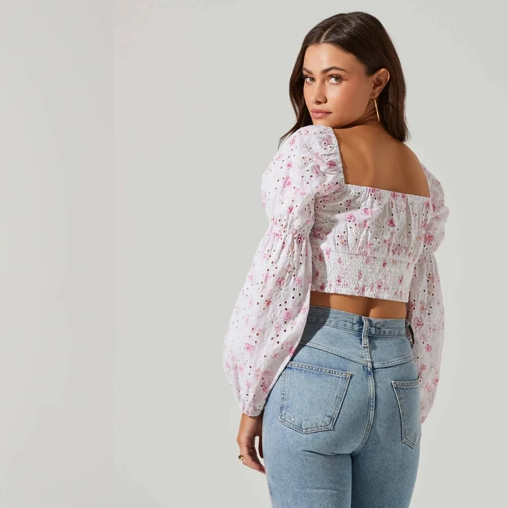 ASTR THE LABEL- VALO FLORAL EYELET LONG SLEEVE CROP TOP SIZE SMALL!!! - Image 4