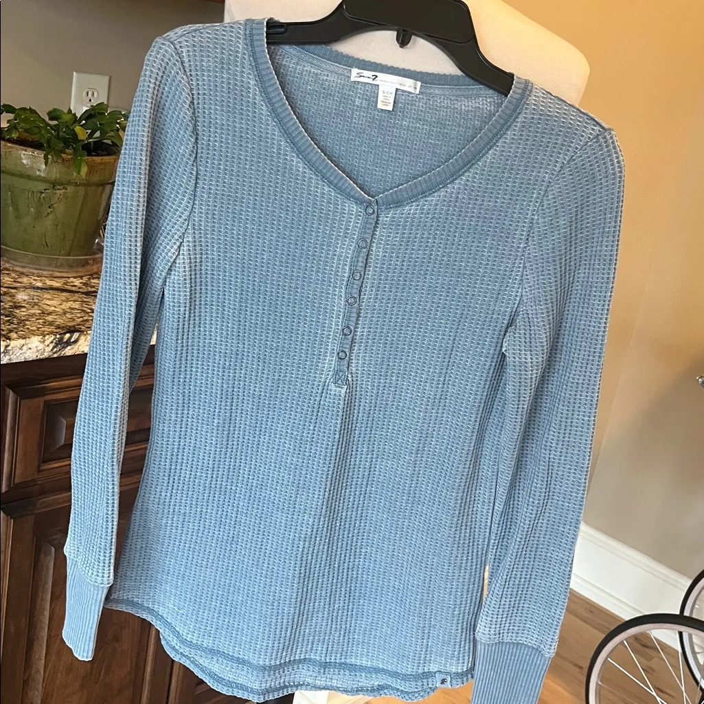 Seven7 Vintage Washed Out Blue Waffle Shirt Womens Small Henley - Image 5