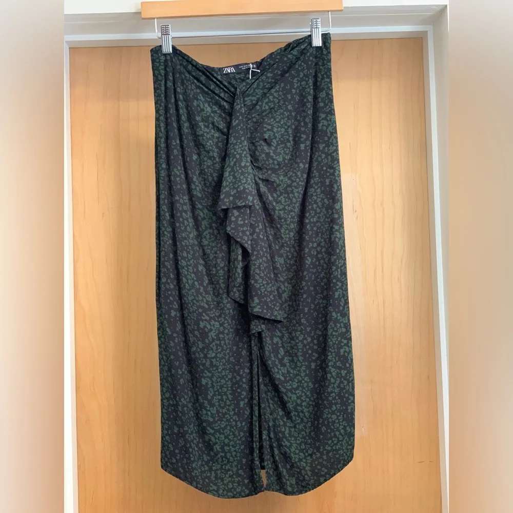 Zara Green Leopard Ruffle High Waisted Skirt.   Size-Small - Image 2