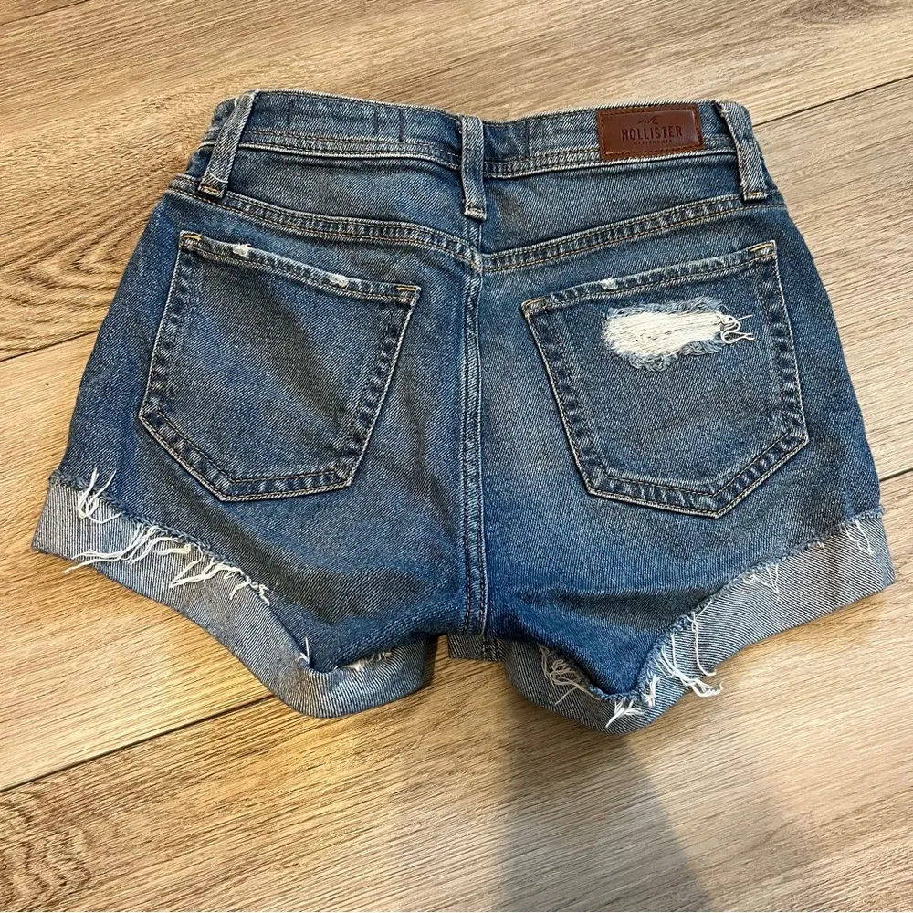 Hollister High Rise Mom Short Vintage Stretch Raw Hem Cuffed 3” 0/24 Button Fly - Image 5