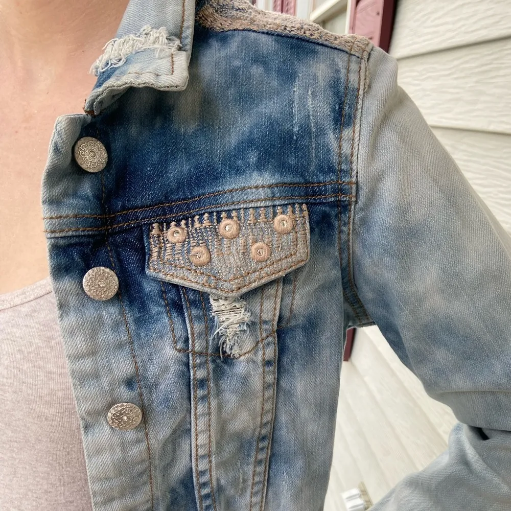 Boutique Cropped Denim Jacket - Image 5