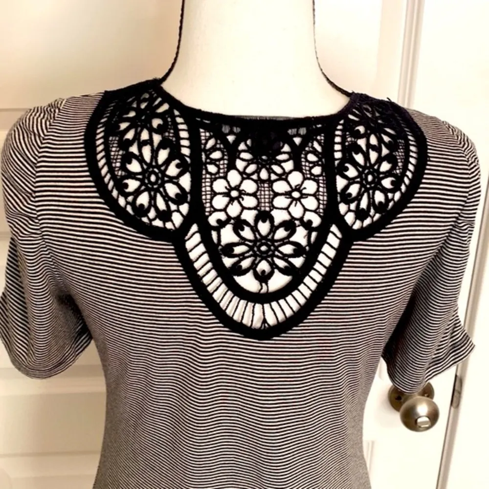 || Black & white short sleeve scoop neck top with lace accent on back - Image 5