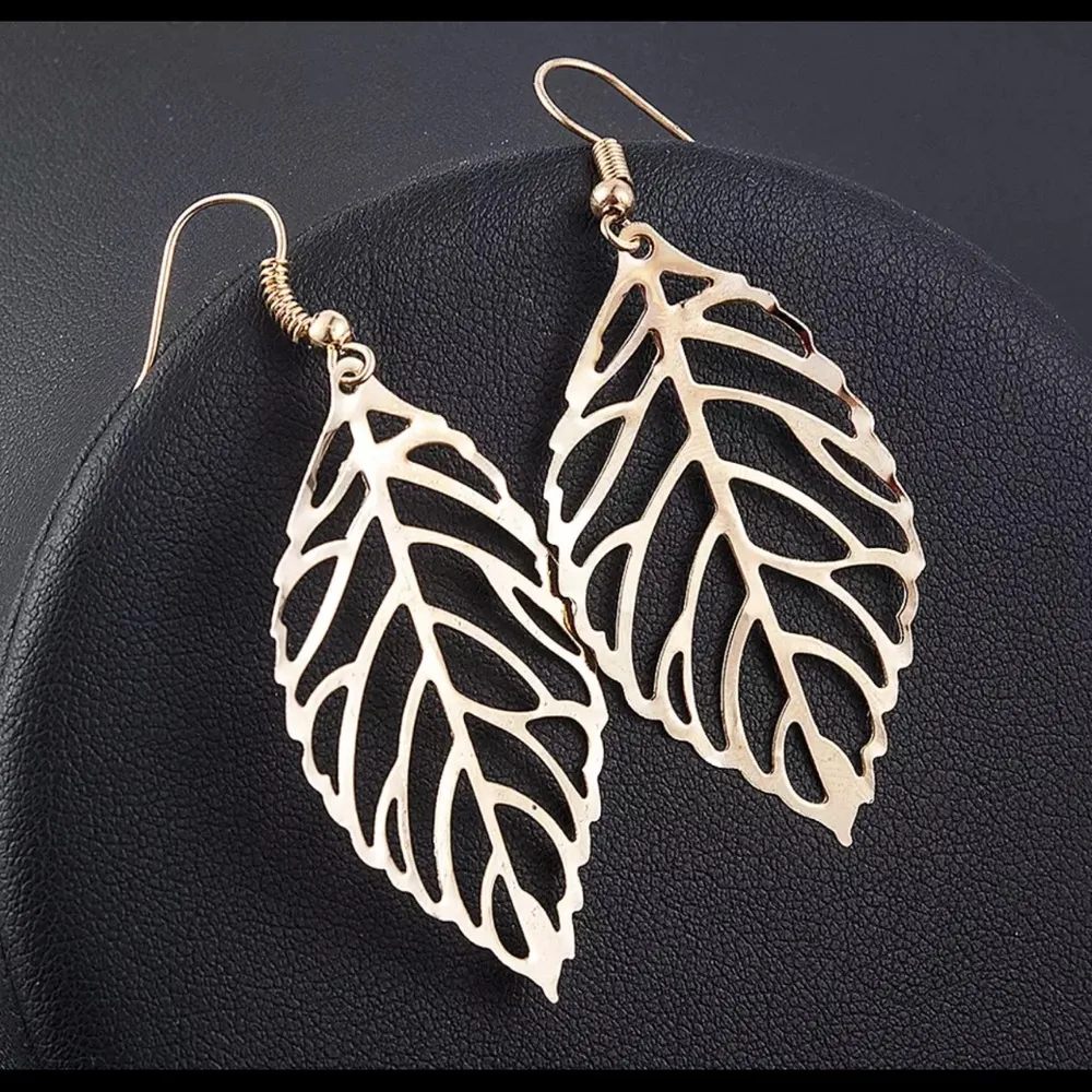 Gold tone laser cut leaf boho dangle earrings new - Image 2