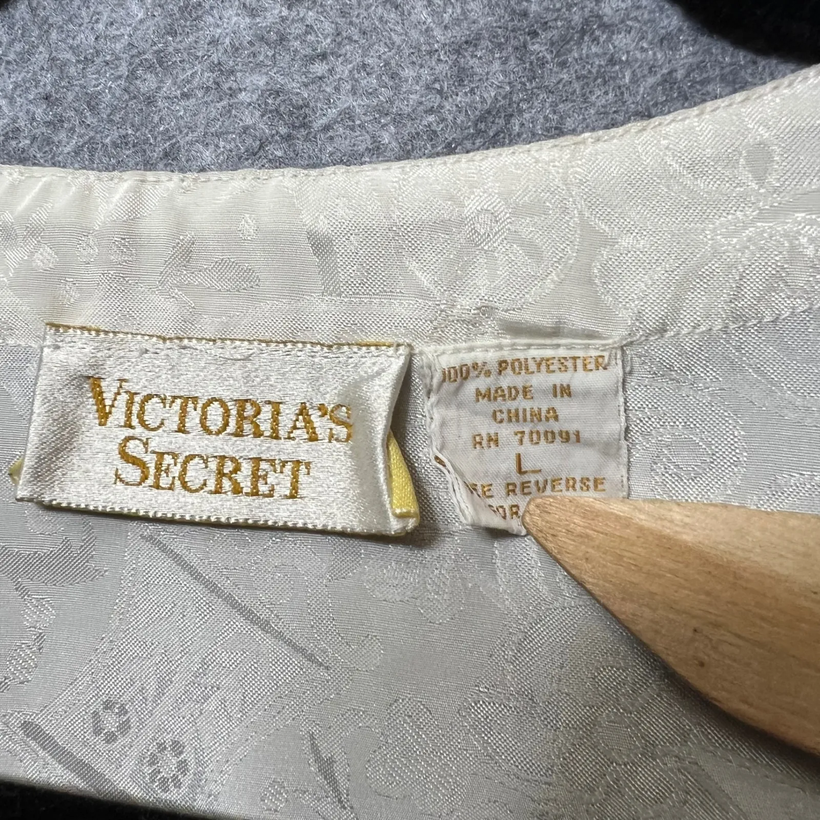 Vintage Victoria's Secret Satin Jacquard Bed Jacket L Ivory Lounge Sleepwear Top - Image 4