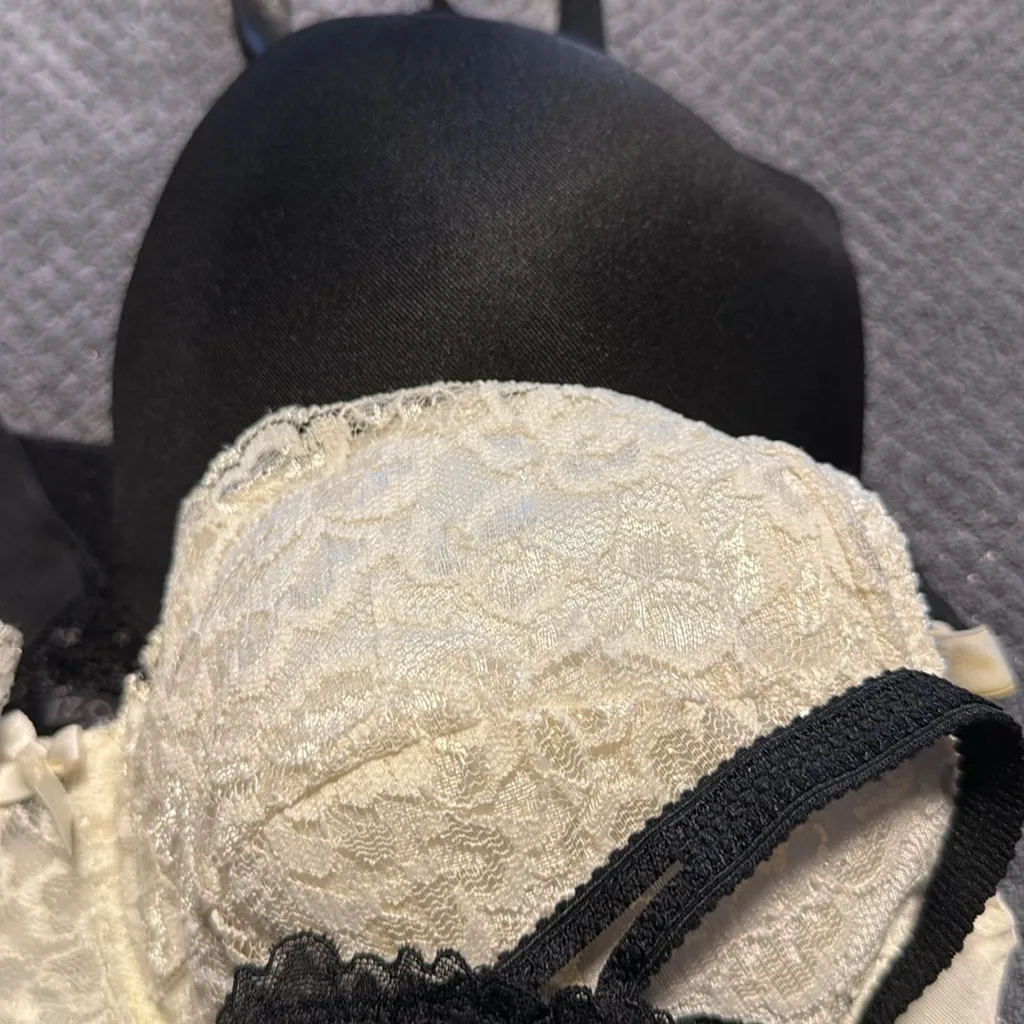 Lot 3 Women’s Bras 38C Underwire Izod Auden Vassarette Black Ivory White Size undefined - Image 4