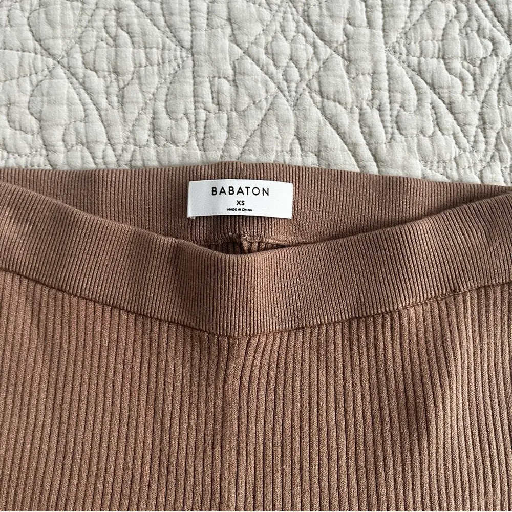 Aritzia  Babaton Tan ribbed split hem leggings size XS - Image 4