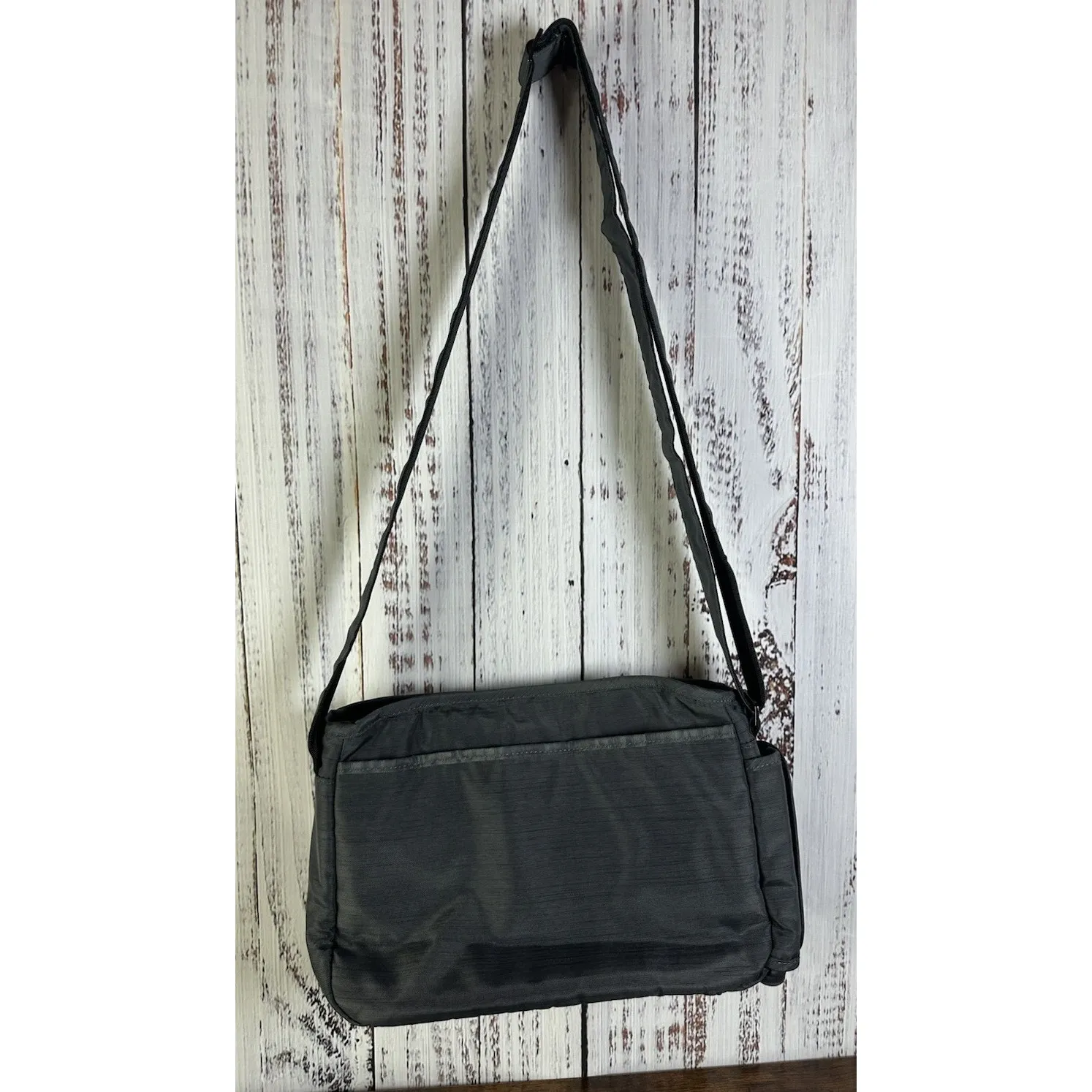 Lug Wings Gray Purse Crossbody Travel Bag Water Bottle Pockets Adjustable Strap - Image 6