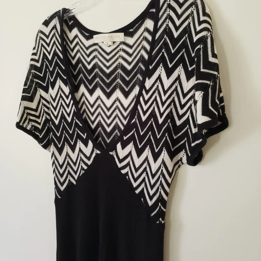 Bette Paige Deep V-Neck Short Sleeve Knit Sweater Shirt Black White Chevron - Image 2