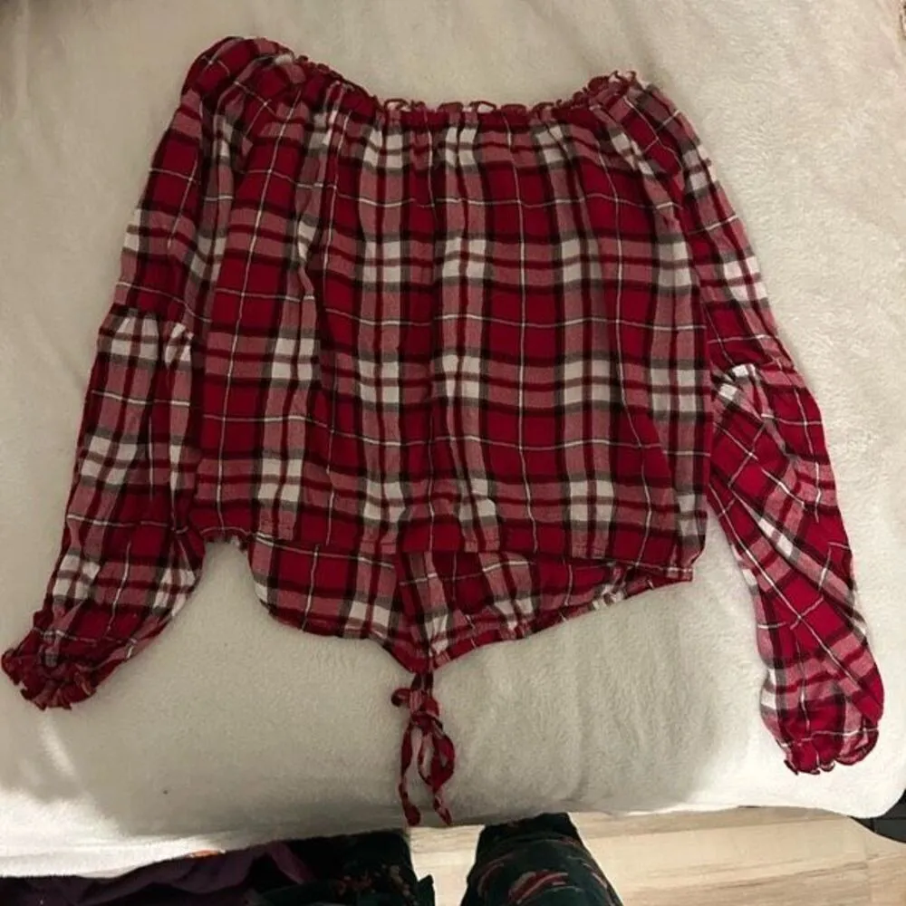 Hollister Plaid off the shoulder shirt size medium - Image 2