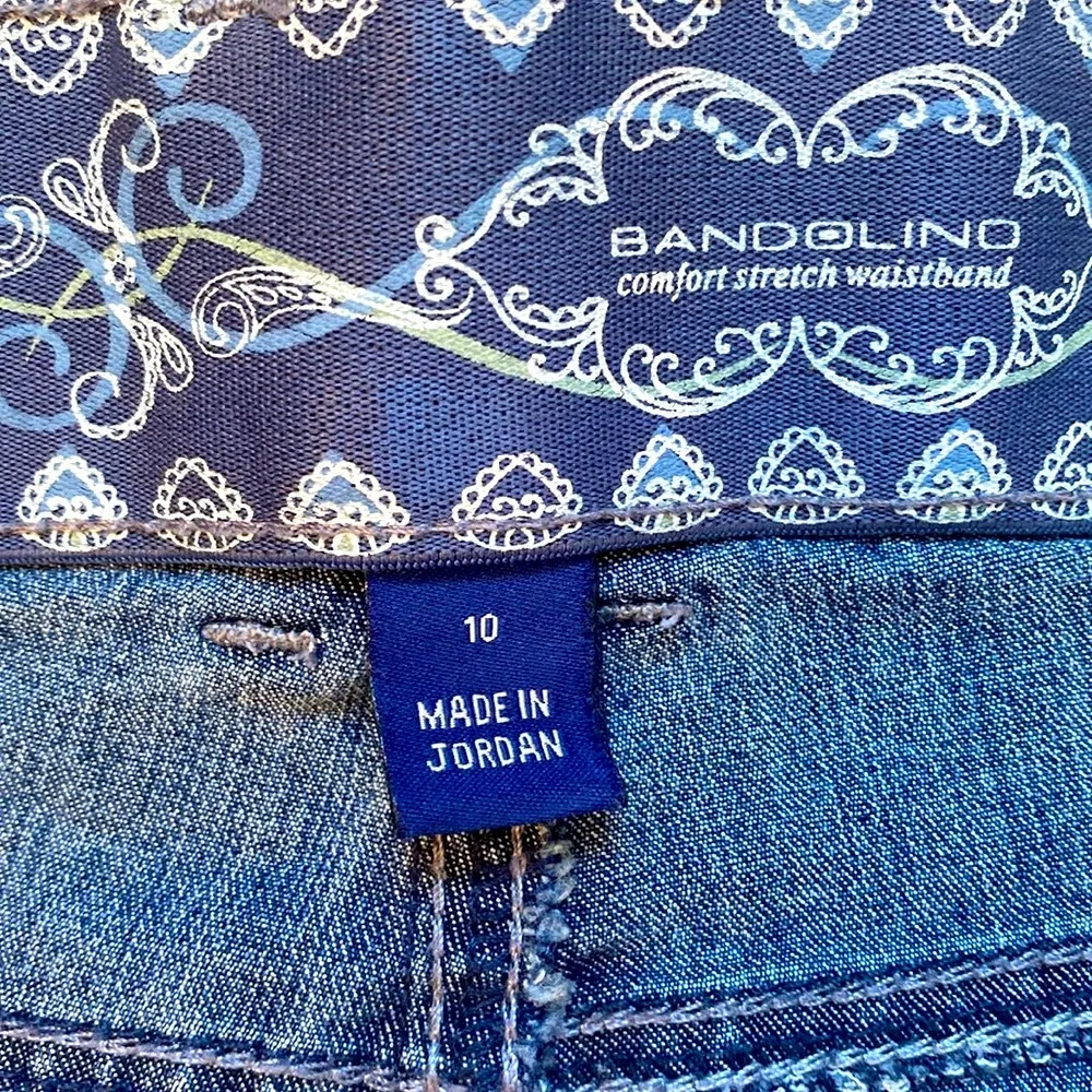 Bandolino||  Cropped blue jeans with comfort stretch waist band. - Image 7