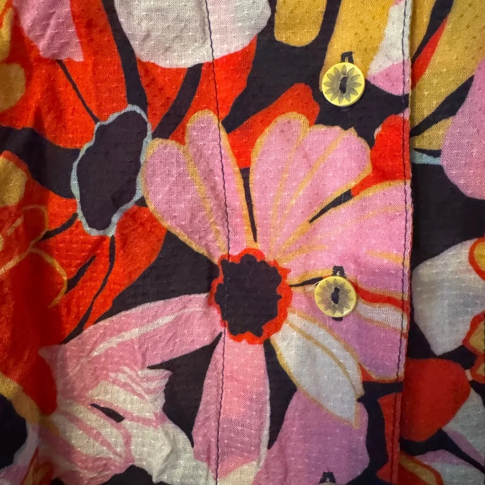 Anthropologie Cropped Floral Multicolor Button Down - Image 4