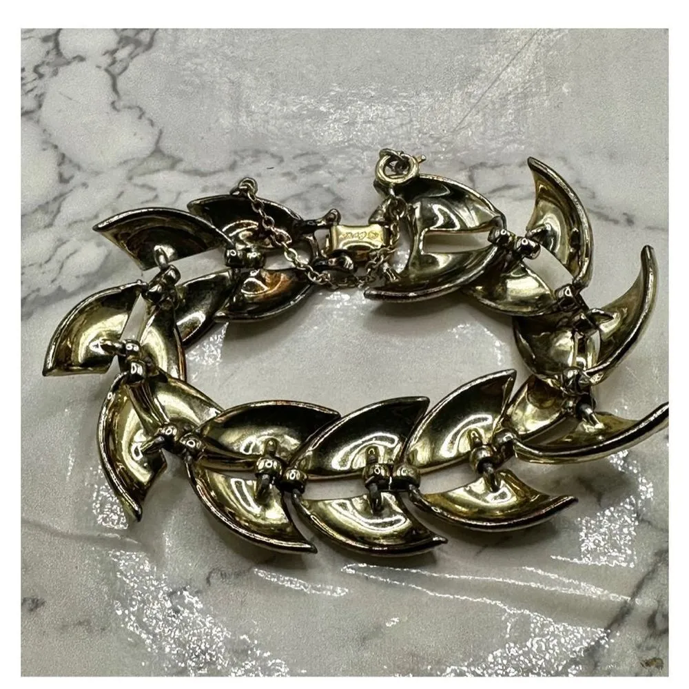 Coro cream and gold tone enamel vintage link bracelet - Image 6