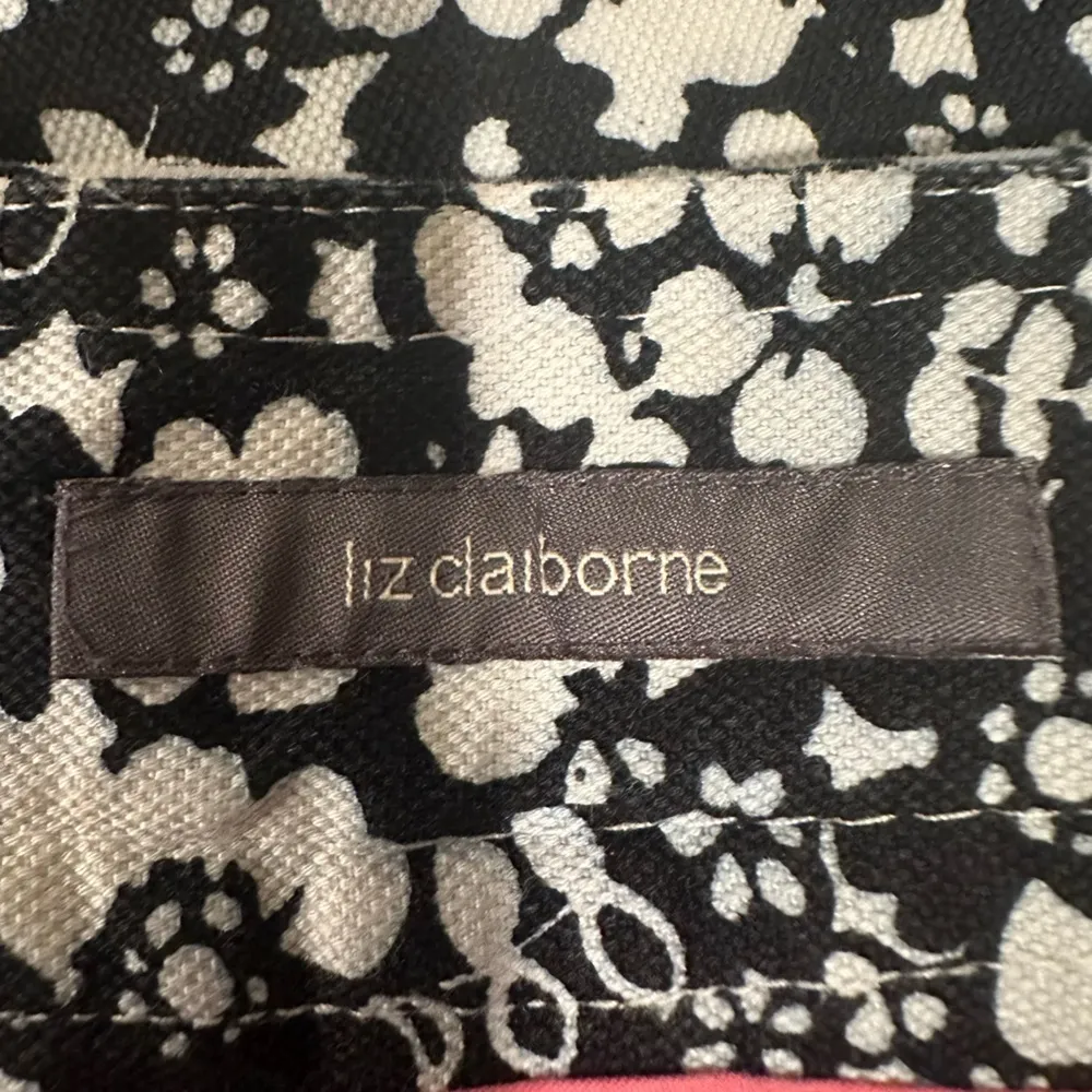 EUC Liz Claiborne Cropped Pants Black White Flower Print 100% Cotton Size 4 - Image 3