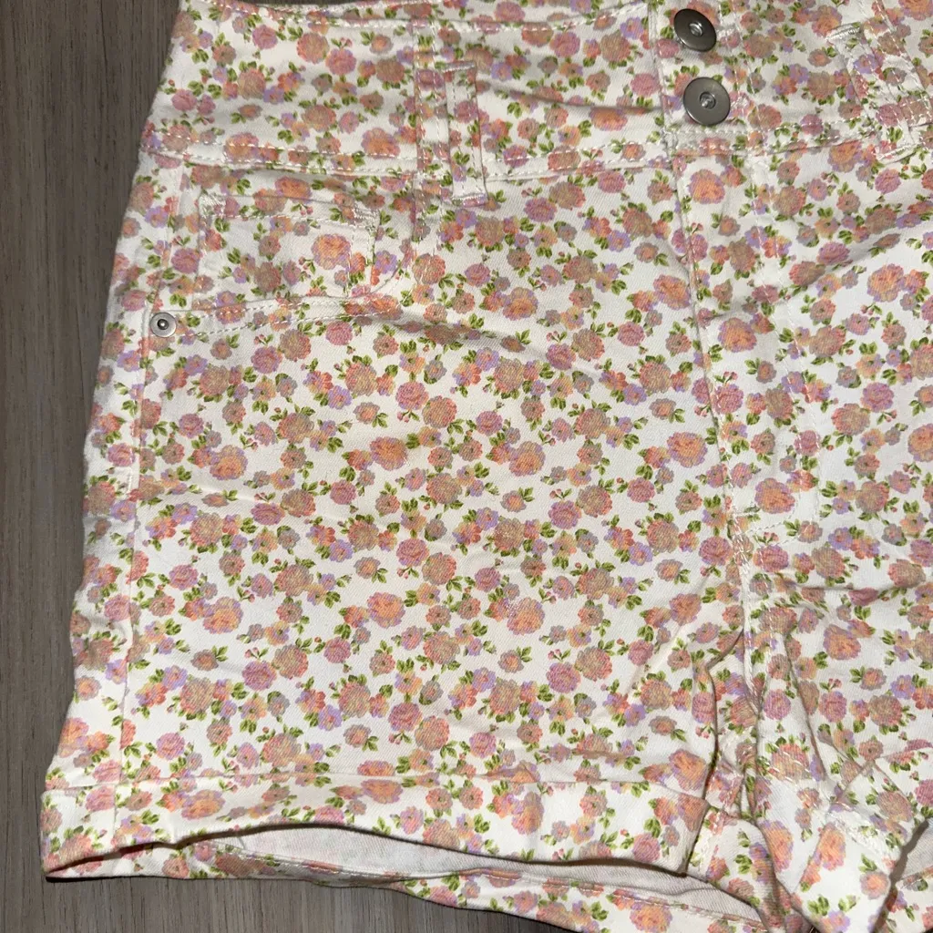 NEW No Boundaries Floral Stretch Mid Rise Classic Cut Button Up Women' Shorts 11 - Image 2