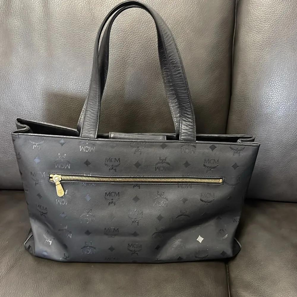 MCM Visetos  Germany triple entry tote, rear & center zrpper &  pocket Gold - Image 4