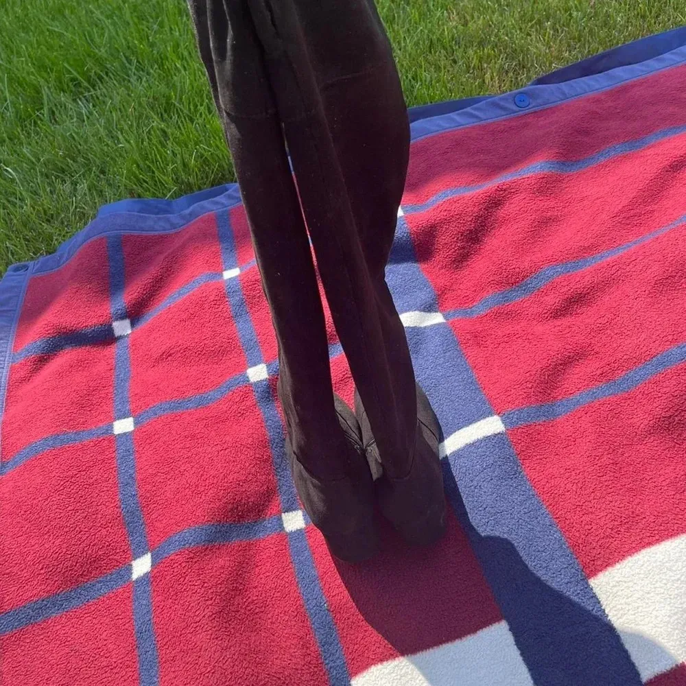 Classic all black knee high heeled boots with zipper closure
Women’s 7.5 - Image 3