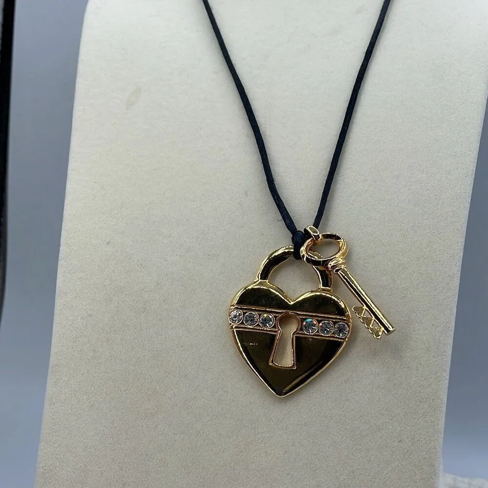 Avon heart and key 34” long necklace Black - Image 3