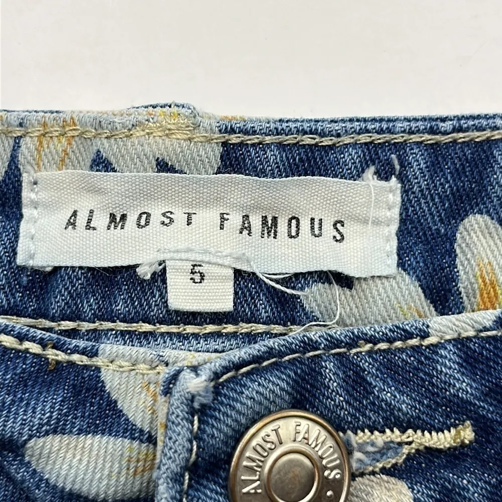 Almost Famous Daisies High Rise Shorts Size 5 - Image 9