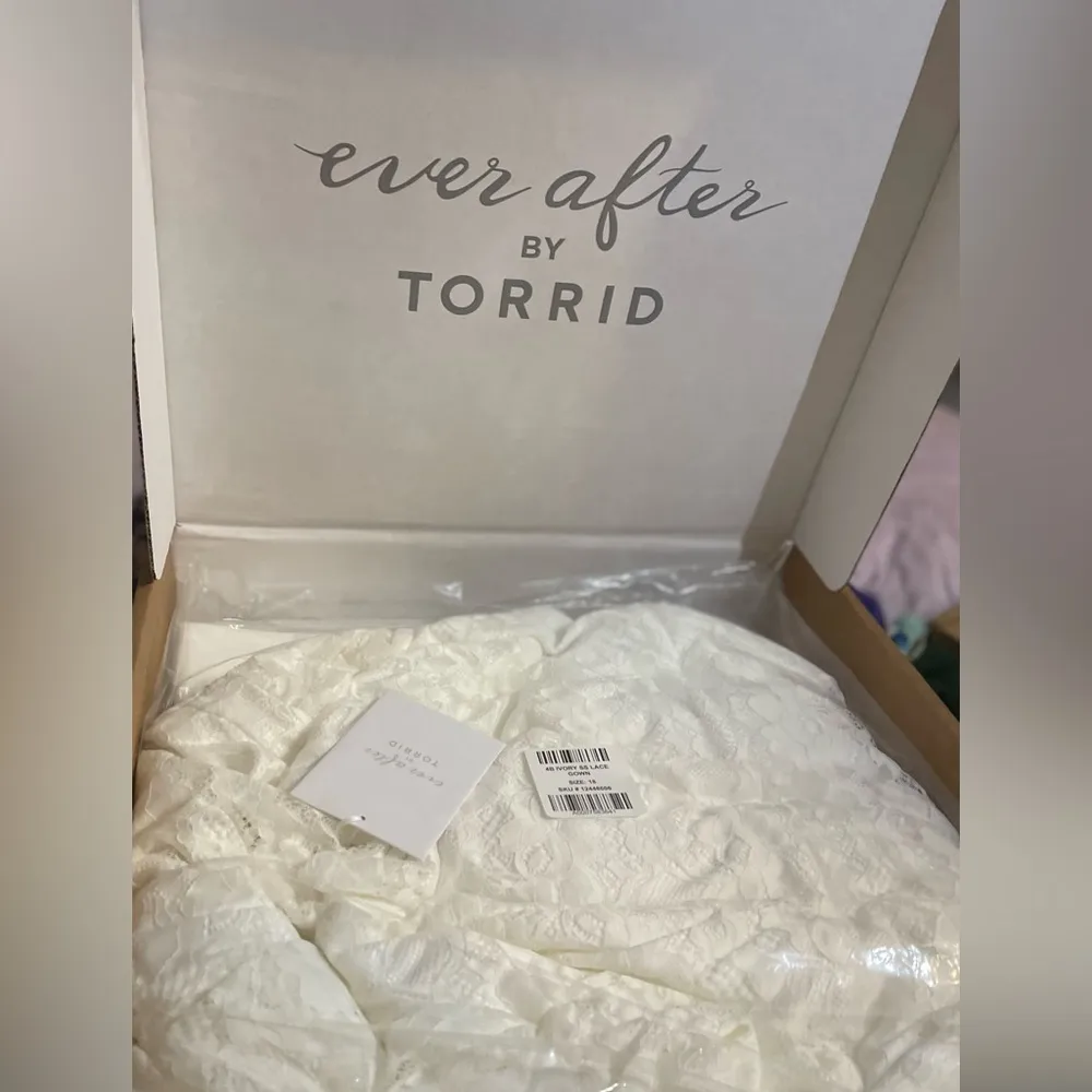 Torrid Size 18 - Ivory Lace Short Sleeve Wedding Dress NWT Fit & Flair - Image 4