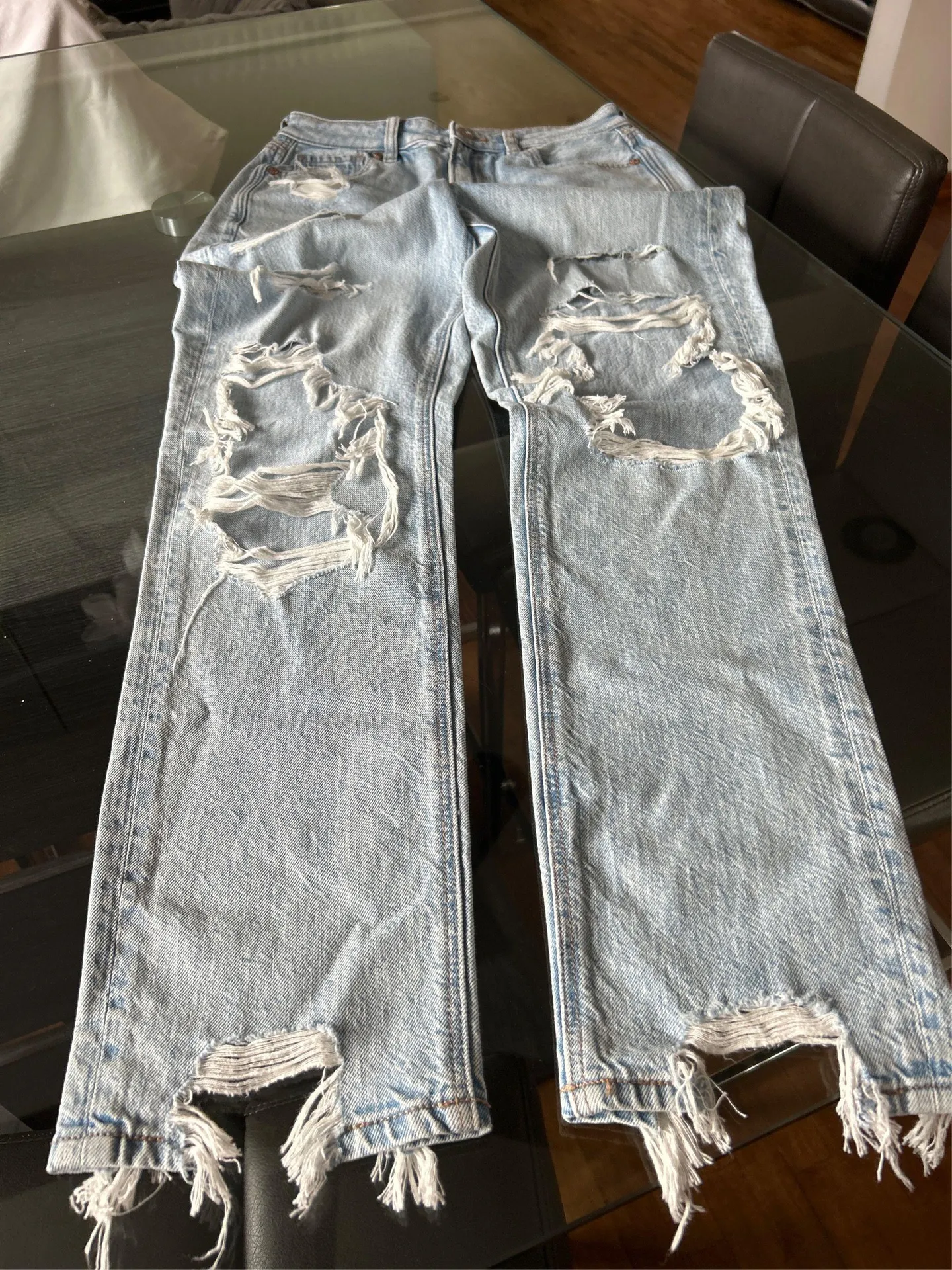 American Eagle Jeans Mom Distressed High-Rise Light Wash - Image 4