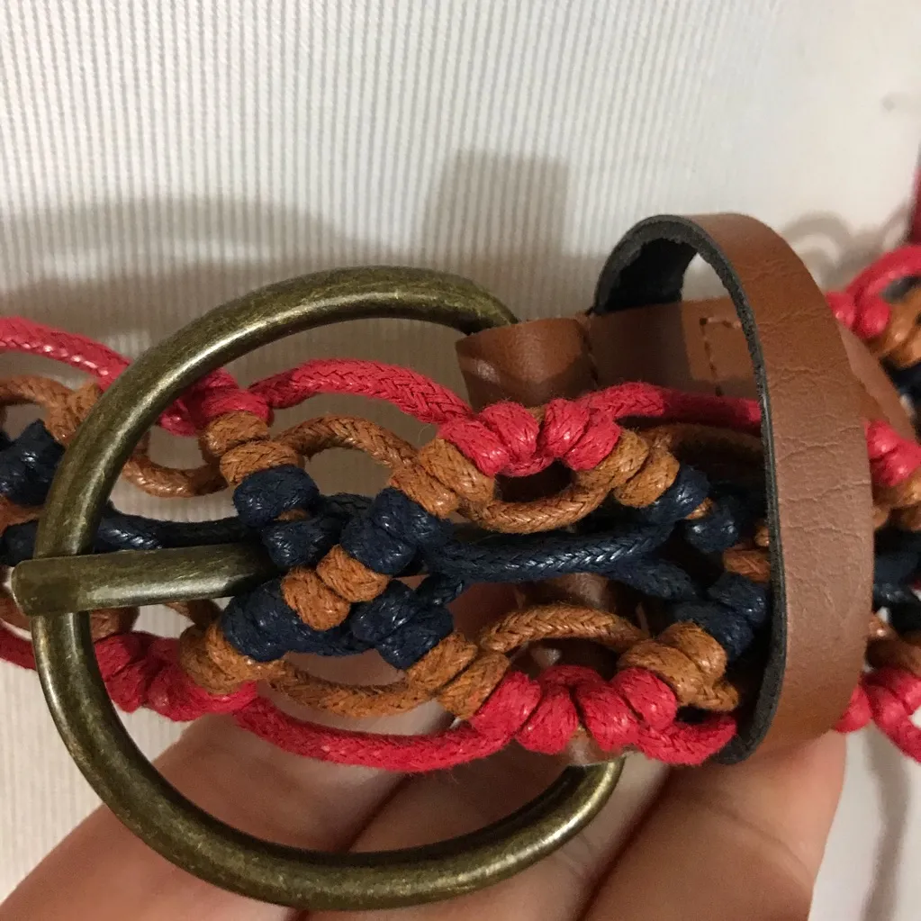 VINTAGE CIRCA 1980'S BLUE RED & TAN FAUX LEATHER BRAIDED BELT - Image 7