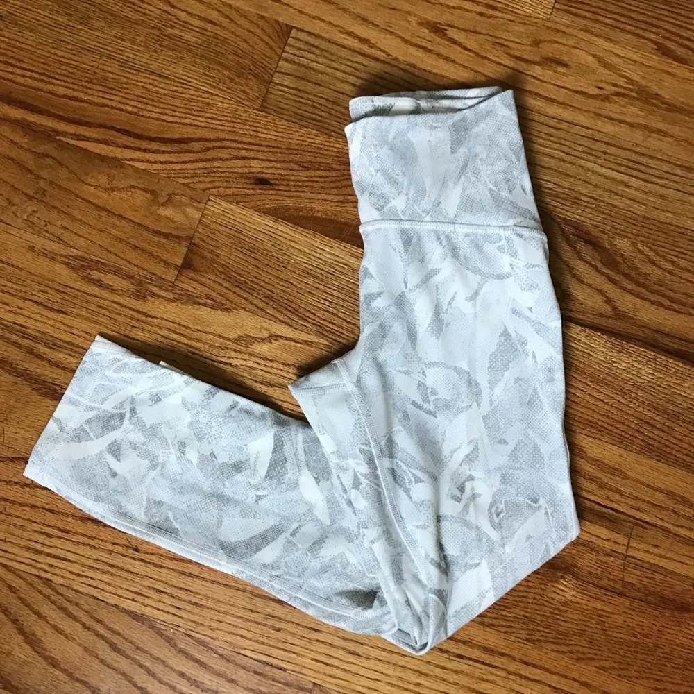 Lululemon  White/Gray Pattern Legging - Image 2