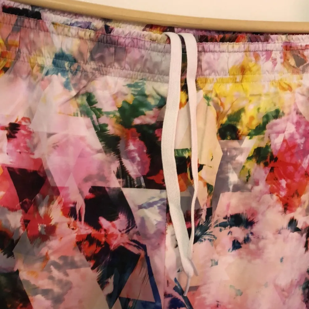 Brand New Reebok Run Free Printed Shorts White Floral Women’s Size Medium - Image 3