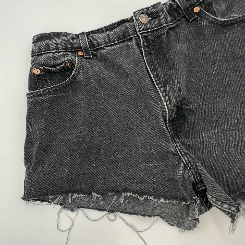 Vintage 90s Levi's Shorts Cut-Off Faded Black 551 Summer Beach Distressed Frayed - Image 6