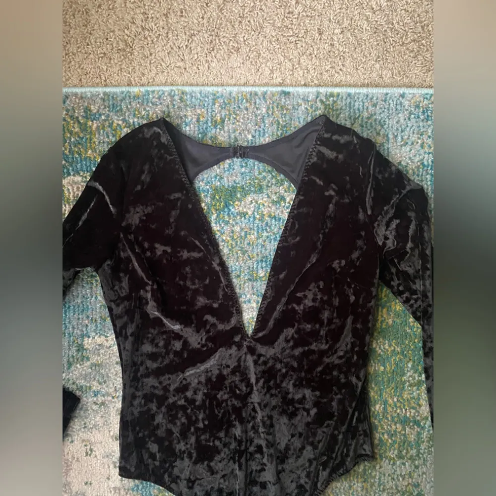 Victoria’s Secret velour long sleeve plunge open back thong bodysuit, size M/L - Image 3